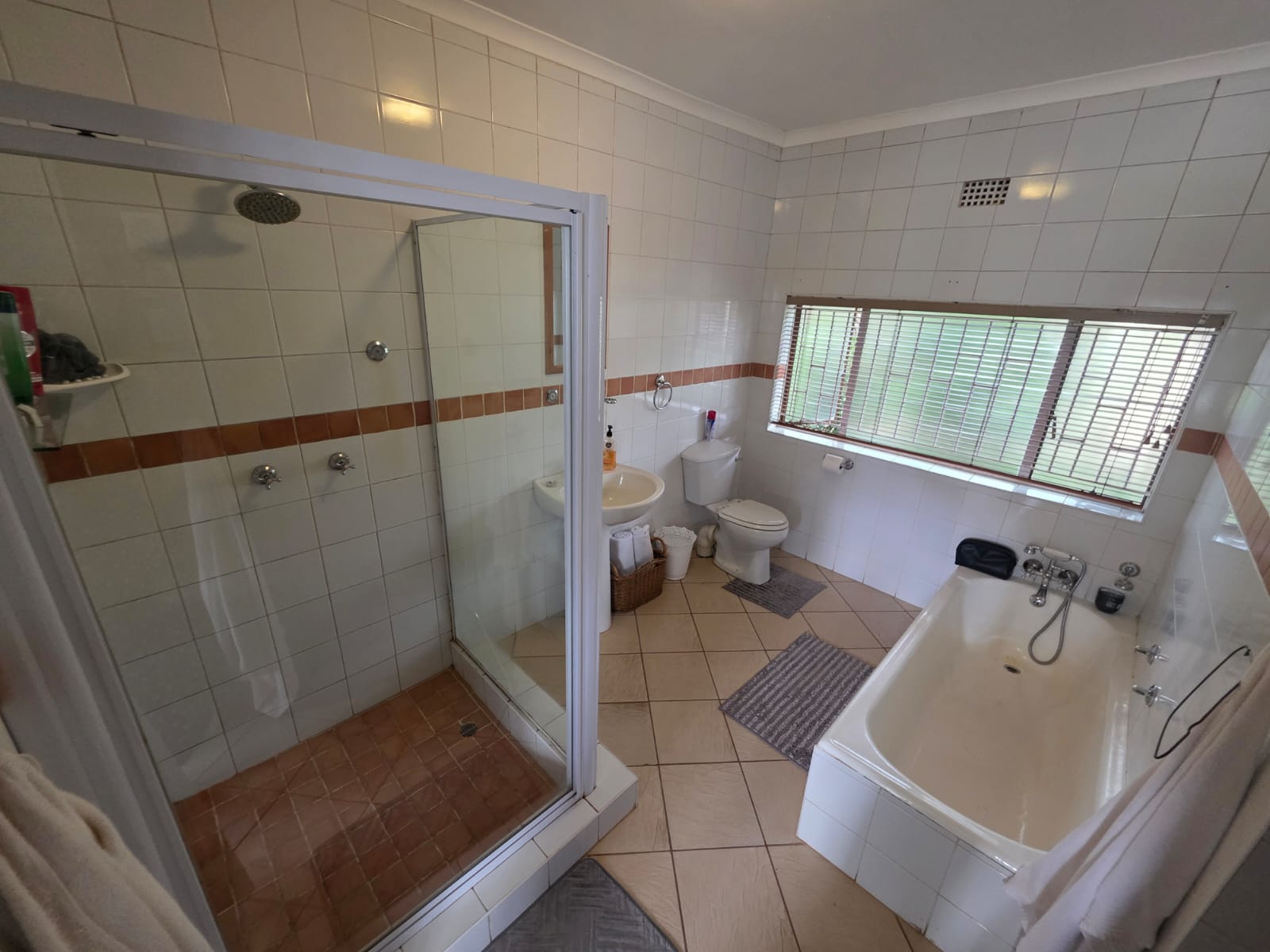 Room 6 — Group Unit at Aqua Terra Guesthouse — photo 4